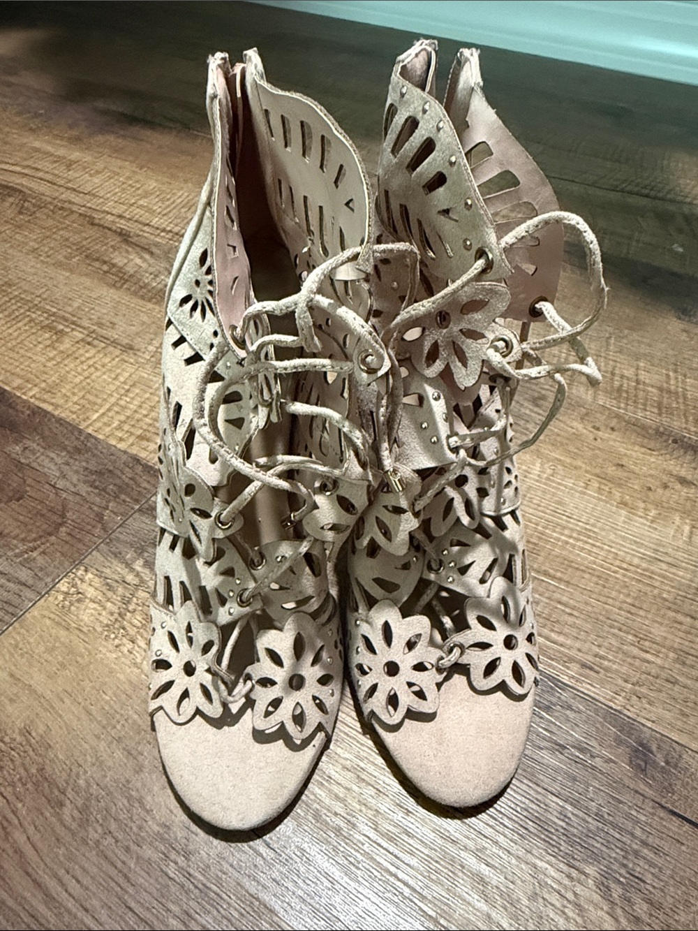 Women's Lace-Up Cutout Floral Sandals - Beige